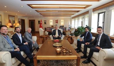 Bakan Ersoy dünyaca ünlü filmlerin yapımcısı James Brock ile görüştü