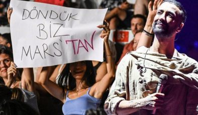Tan Taşçı’nın şarkı sözlerinden pankart hazırladılar