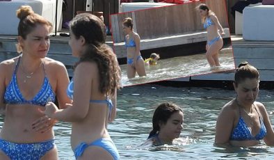 Anne-kız tatilde! Deniz ve güneşin tadını çıkardılar