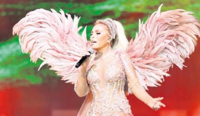 Melek kanatlarıyla sahnede