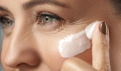 Tek malzemeyle kaz ayaklarından kurtulun! 10 yaş daha genç gösteriyor