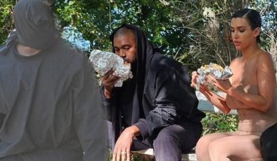 Kanye West ve Bianca Censori ilginç tarzlarıyla bankta kebap yedi!